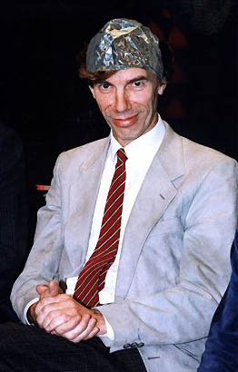 Mogens Camre if&oslash;rt sin fine, nye aluminiumshat.